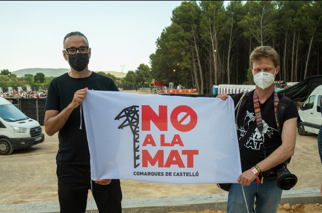 NoMatCCastello's tweet photo. Moltíssimes gràcies a @xavisarria, @el_Diluvi i @ZooPosse per visibilizar la lluita contra la línia de Molt Alta Tensió a l'escenari del @Feslloc este cap de setmana. Sou ❤️

Entre totes aturarem esta barbaritat, No a la MAT! 🔥 https://t.co/Gltcq8q9u9