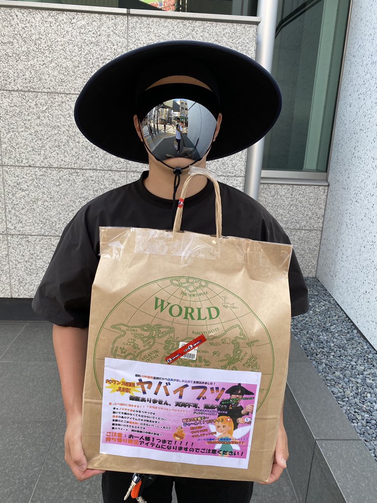 砂ぼうずかな 想像の５億倍快適 謎の物体を被る謎の男の写真がサイバーパンクすぎる Togetter