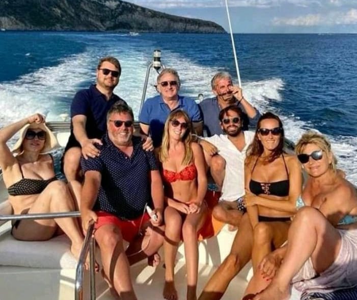 Violalosa's tweet photo. "Il reddito di cittadinanza è diseducativo" 

Detto dalle loro barche in Costa Smeralda...

#RenziFaiSchifo https://t.co/7un5KAltEL