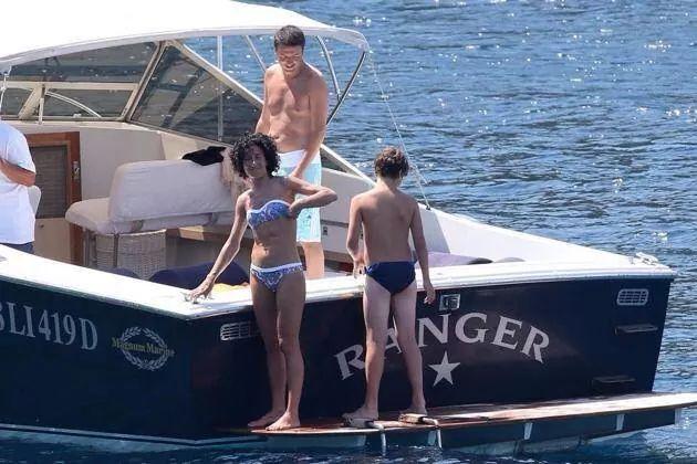 Violalosa's tweet photo. "Il reddito di cittadinanza è diseducativo" 

Detto dalle loro barche in Costa Smeralda...

#RenziFaiSchifo https://t.co/7un5KAltEL