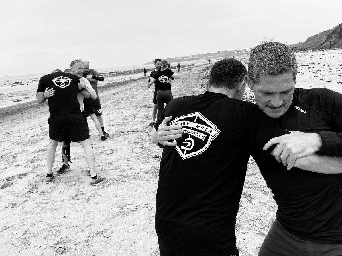 KMNewcastle's tweet photo. What a awesome morning at the Beach!
What started with a cheeky warm up ๐โฆ evolved in to CQC, extreme close quarter edged weapons defence, firearm threats and tactical takedowns.
#kravmagax #edgedweapons #knifedefence #newcastle #Kravmaga #nextgeneration https://t.co/L4FhmcwwBp