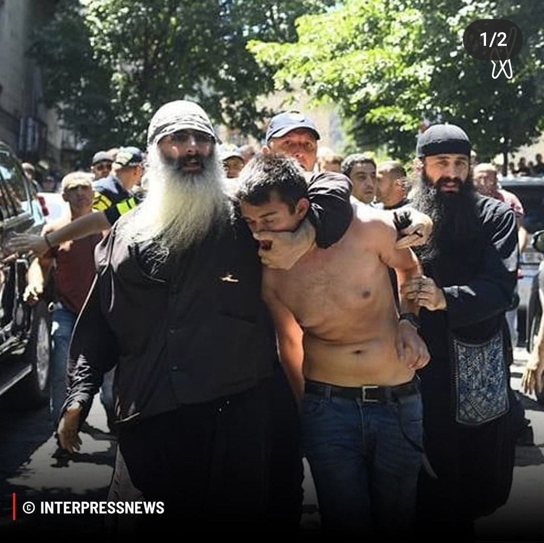 slverjjk's tweet image. Tw // death
In july 5th, in Georgia during the pride movement an innocent journalist who was spreading the news got bet up and died today. lgbtq+ people are treated like complete shit here, being targeted, beaten up every single day, put in coma and people are okay with it +