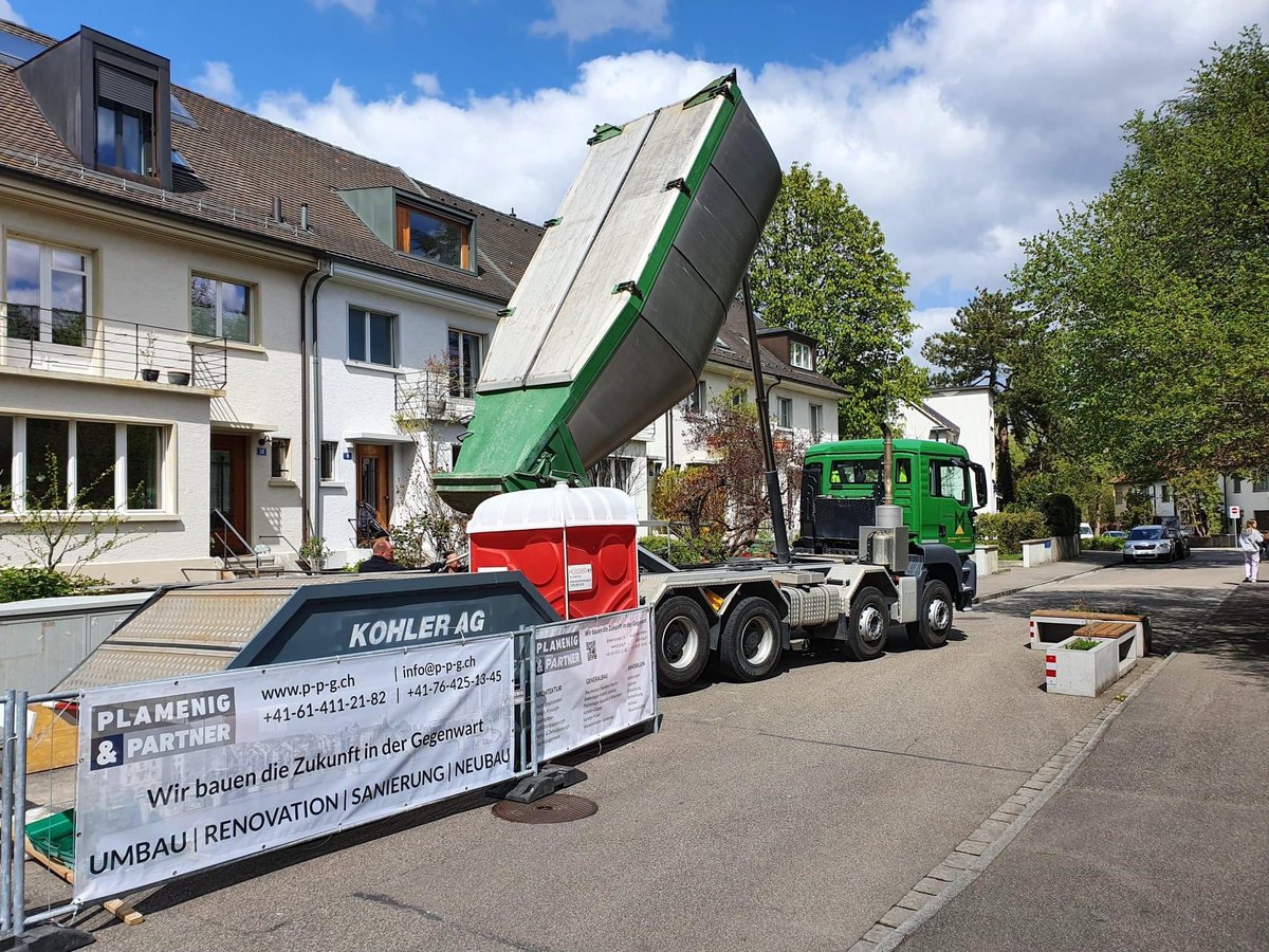 #Kundenarbeiten - #Baumeister / #Maurer / #Gartenbau - Anlieferung von #Beton für die Erstellung einer #Betonbodenplatte für eine neue #Garageneinfahrt 
Umbauen, renovieren oder sanieren? Wir sind Ihr Partner: p-p-g.ch
#Umbau #Renovation #Sanierung
#PlamenigPartner