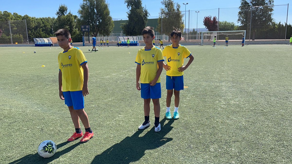 AlbaceteBPSAD's tweet photo. Fundación 📸 | El viernes clausuramos el II Clínic Villa de Caudete con 76 niños. Han sido 5 días de mucho deporte y convivencia en los que hemos disfrutado a lo grande 🤗
Gracias al Ayuntamiento de Caudete, #HealthyHunters, @Ajusa_Spain y #Anigma por colaborar con nosotros 👏🏼 https://t.co/jDMPUvTzmb