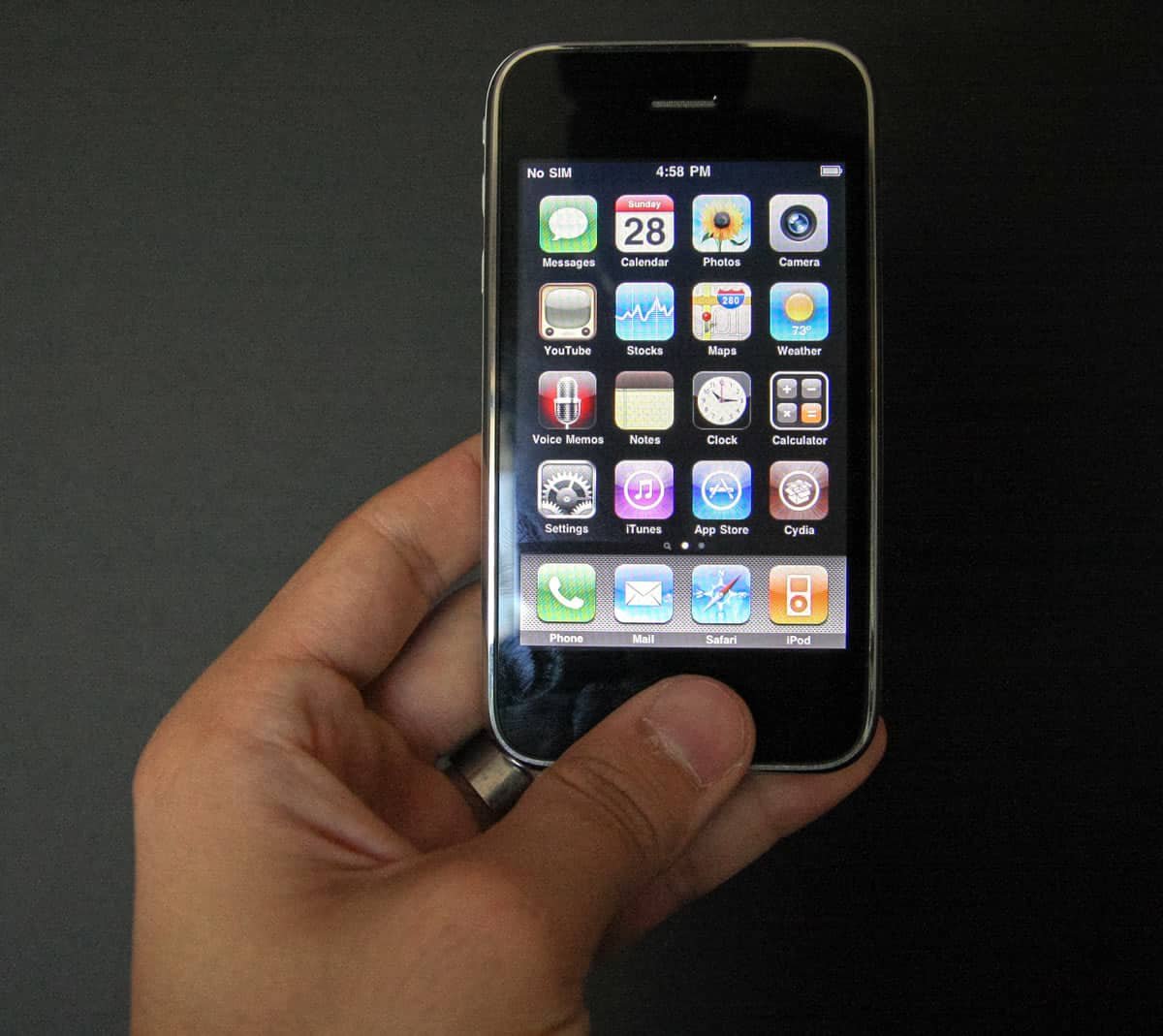 juasan's tweet photo. 📱 2day, 13 years ago, I got my 1st #iPhone3G. Wasn't it #small?

#iphone #Apple https://t.co/sxManDdxzX