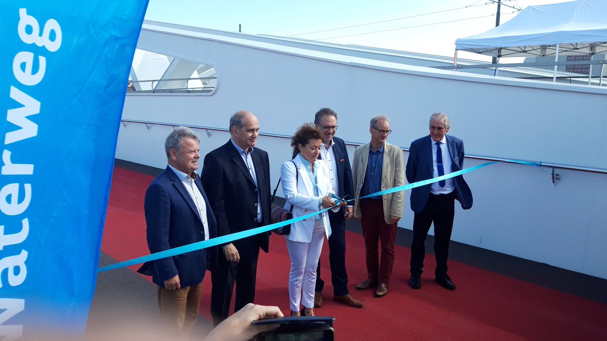 Vlaamsewaterweg's tweet photo. Nieuwe Theunisbrug @Stad_Antwerpen officieel geopend. Minister @LydiaPeeters: Met deze nieuwe bruggen kan het vrachtvervoer gemakkelijker via het water, maar ze bieden ook  meer veiligheid en comfort voor fietsers en voetgangers." Na publieksfeest kan 12/7 nm verkeer over brug. https://t.co/nuPlNHYNz2