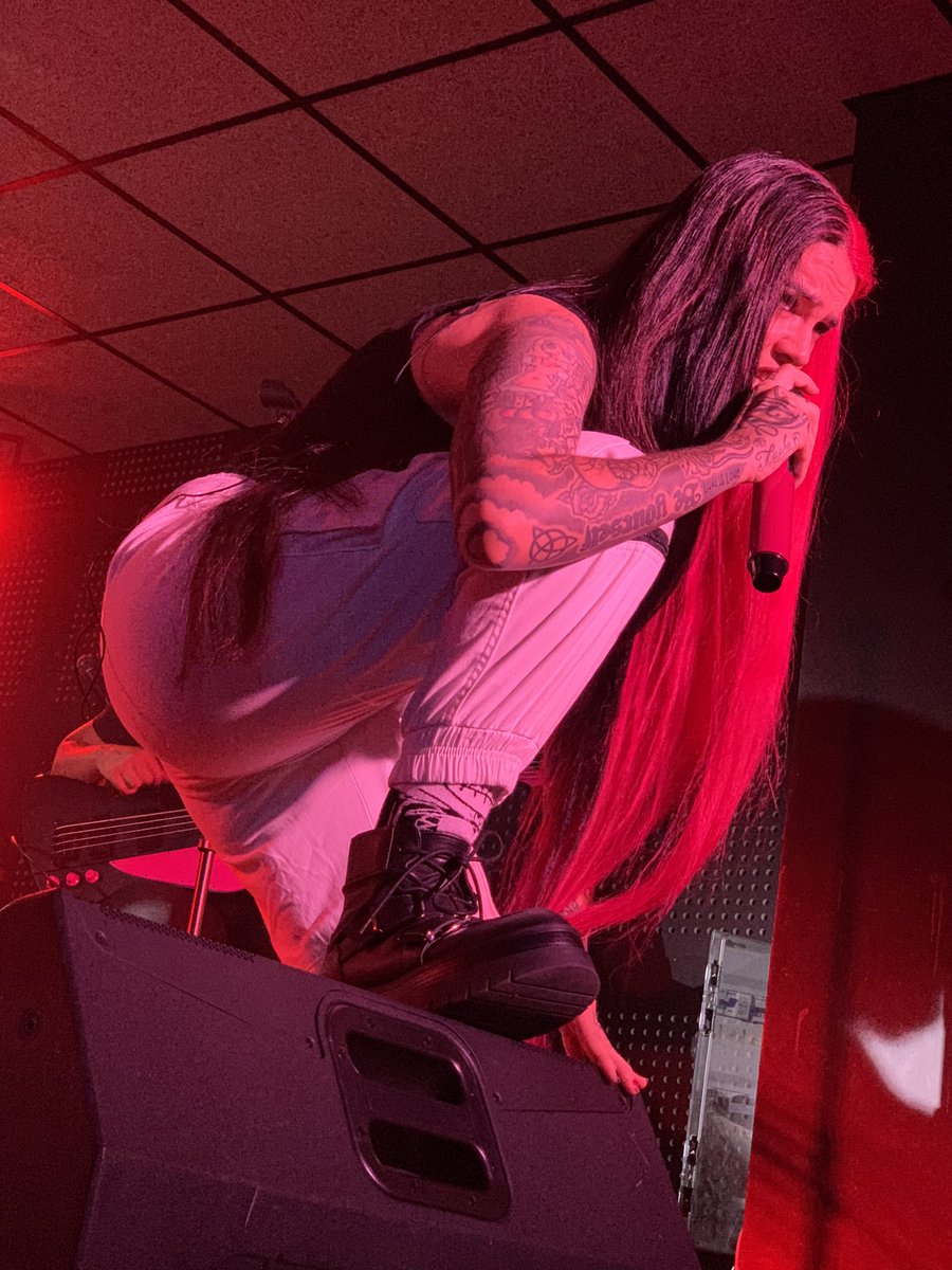 luciana_anasta's tweet image. Este fin de semana conocéis esta grande artista @KenzyLoevett y su grupo @weareMEGARA Yo voy a volver a Italia muy feliz #kenzyloevett #megaraband #pinkside