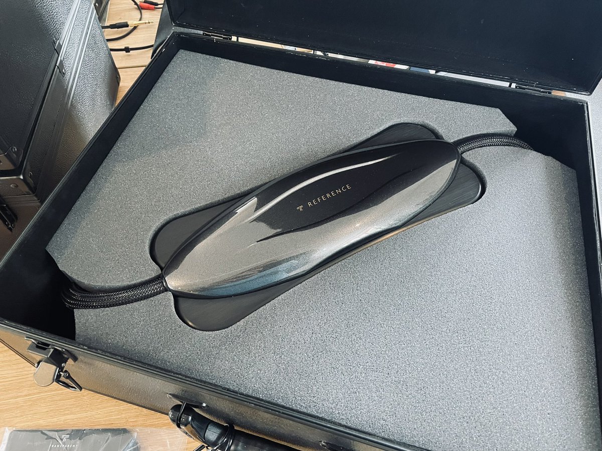 Midlandaudiox's tweet photo. We have just received our demo @transparentcable #reference6 loom first impressions are that they really have up the game the fit and finish and presentation @absolute_sounds available for demonstration @midlandaudiox #belbroughton #worcestershire #madeintheusa🇺🇸 https://t.co/Ac1YjJfhNW