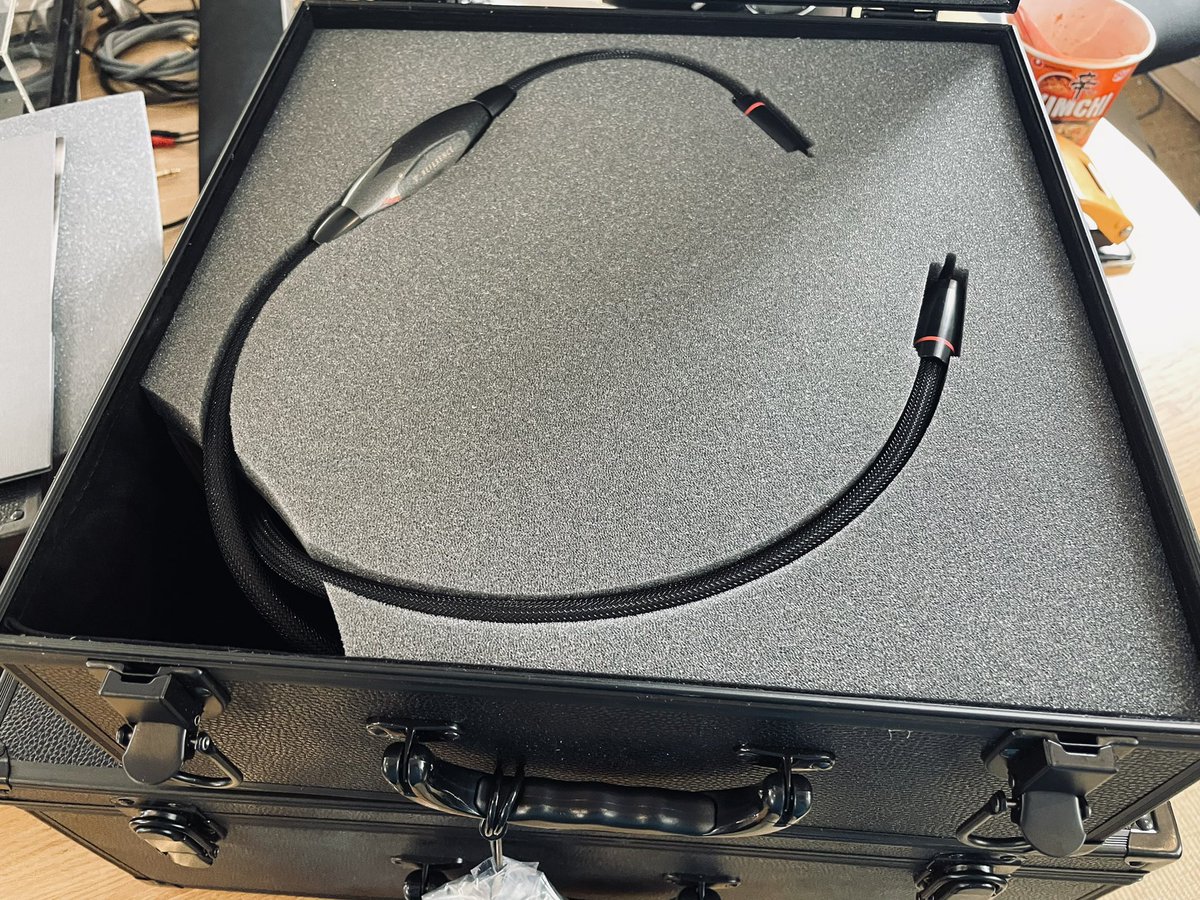 Midlandaudiox's tweet photo. We have just received our demo @transparentcable #reference6 loom first impressions are that they really have up the game the fit and finish and presentation @absolute_sounds available for demonstration @midlandaudiox #belbroughton #worcestershire #madeintheusa🇺🇸 https://t.co/Ac1YjJfhNW