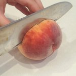 お試しあれ!桃をムダなく簡単に食べる方法!