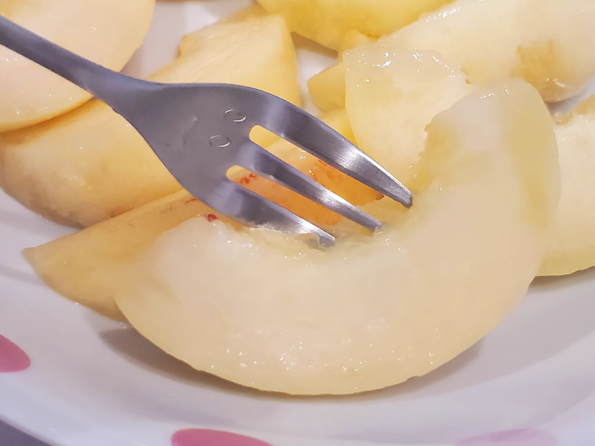 お試しあれ！桃をムダなく簡単に食べる方法！