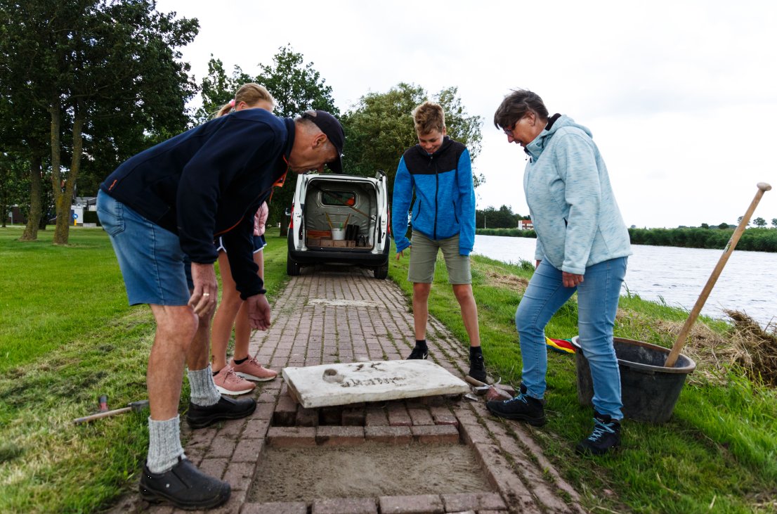 De afdruk van Ineke vereeuwigd in het Kanjerpad.
Ineke Zuidema is tijdens het dorpsfeest benoemd tot Kanjer van Tollebeek. Tijdens het Happen &amp; stappen is zij in het zonnetje gezet.
bit.ly/3wzIkhQ