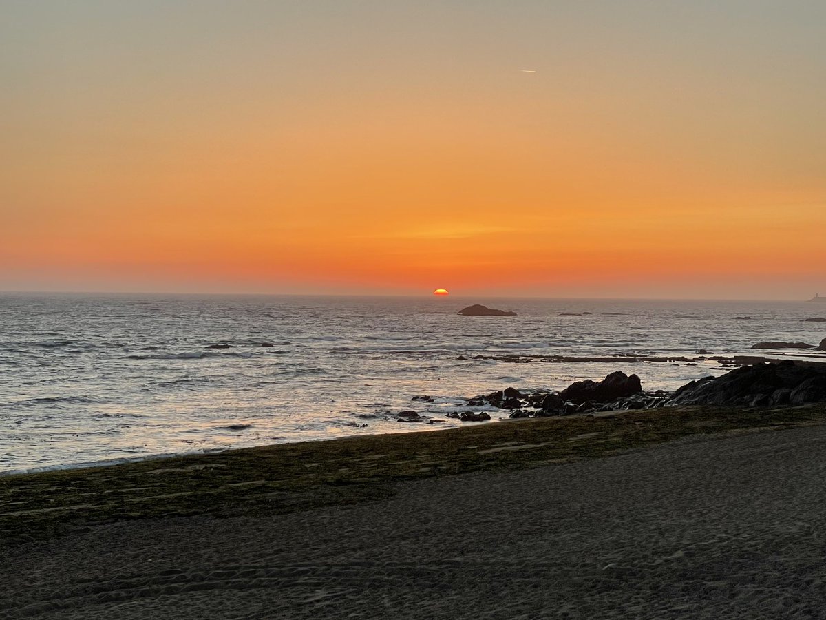 PGD_vasc's tweet photo. Praia do Ourigo, Praia de Matosinhos.
#sunsetrunning https://t.co/7026gxCUwx