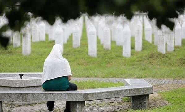 Avrupa’nın ortası #Srebrenitsa’da  taşıdıkları müslüman kimliği sebebiyle katledilen Bosnalı müslümanları asla unutmayacağız.

Katil çetelerini silahlandırıp yaptıkları Müslüman katliamını seyreden batılıları hiçbir zaman affetmeyecek ve insanlığa ihanetlerini unutturmayacağız.