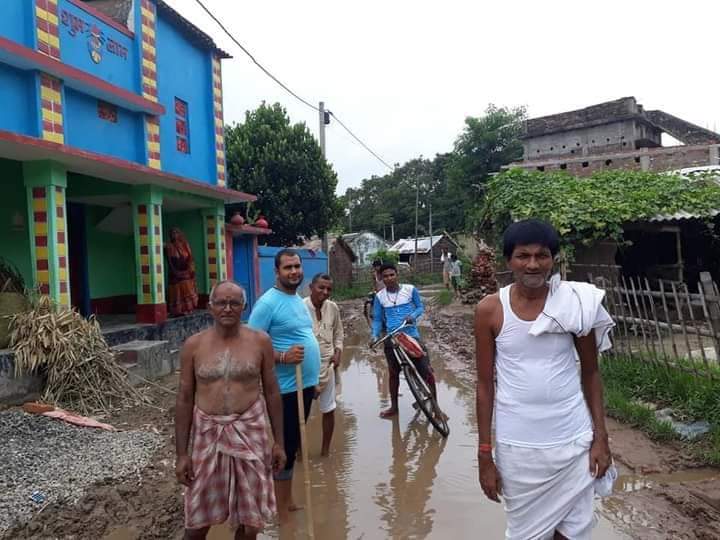 Chanchalkaty92's tweet photo. बिहार में गांव के सड़कों के हालात चण्डेश्वर स्थान हररी से बटौआ मुख्य मार्ग। अगर कोई आपात आ जाये तो ये सड़क पार करने मे ही लोगों का जान चला जायेगा @nitin_gadkari @NitishKumar @NitinNabin @PMOIndia राजनगर विधानसभा https://t.co/9p7wXSrQwg