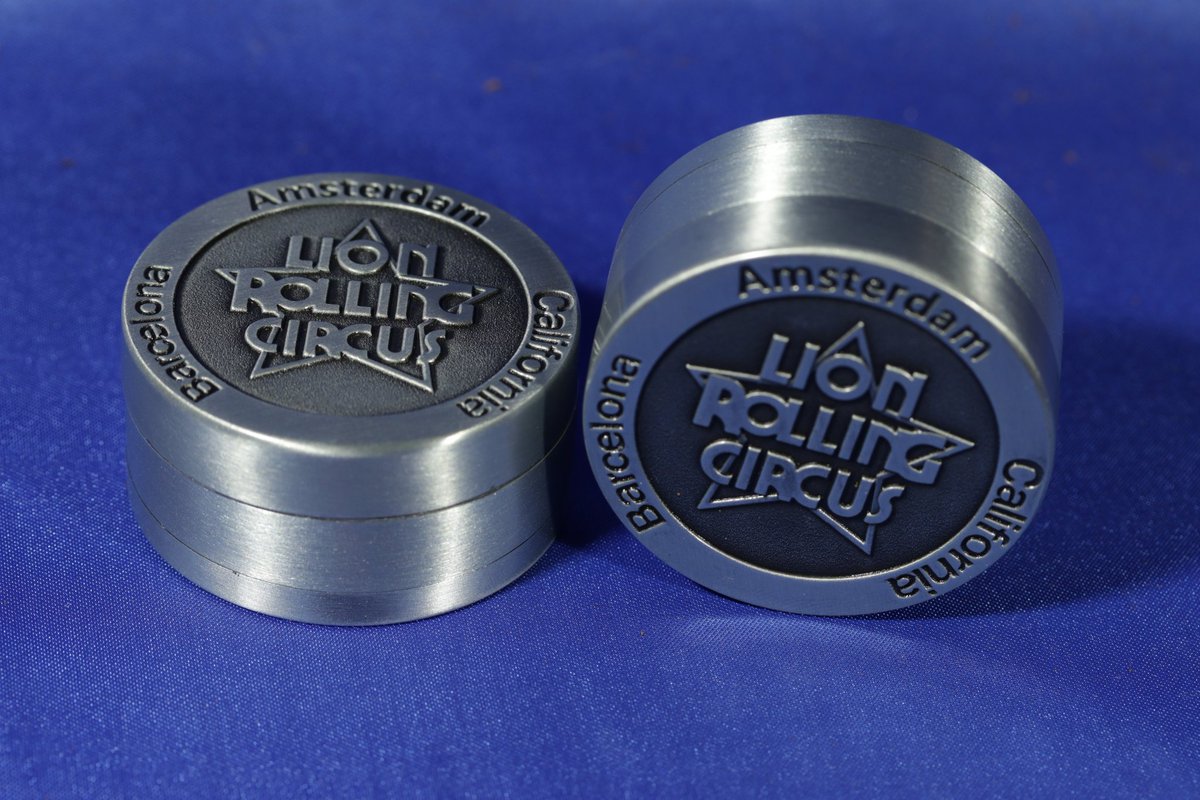 Distri_Paraliar's tweet photo. Nueva incorporación al catálogo, os mostramos esta caja expositora con doce grinders de metal de tres partes, cierre magnético con un diámetro de 50mm de la marca Lion Rolling Circus, saludos.

🚫 No aceptamos pedidos de particulares 🚫 https://t.co/kjfmw5jcPw