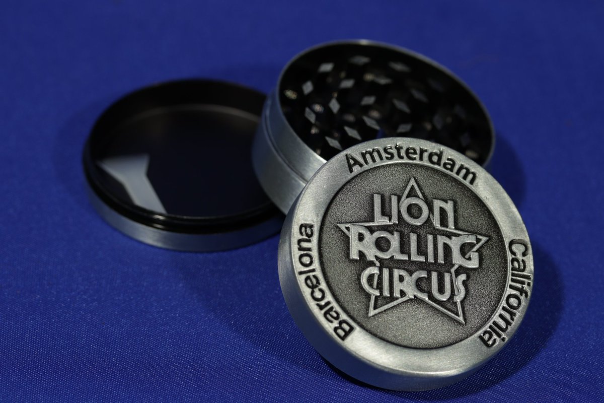 Distri_Paraliar's tweet photo. Nueva incorporación al catálogo, os mostramos esta caja expositora con doce grinders de metal de tres partes, cierre magnético con un diámetro de 50mm de la marca Lion Rolling Circus, saludos.

🚫 No aceptamos pedidos de particulares 🚫 https://t.co/kjfmw5jcPw
