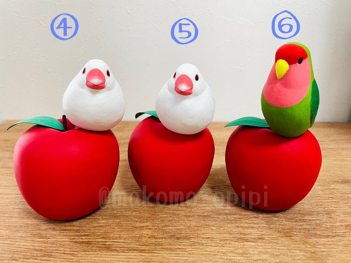『博多人形 林檎と切り株に乗った鳥さん』を販売します。

林檎と切り株に文鳥さんとコザクラさんを乗せました。どちらもマグネットが仕込んであり着脱可能です。
サイズは高さが10cm程度です。

ご希望の番号を書いてリプ下さい。

①〜③は3500円(税込.送料別)
④〜⑥は3600円(税込.送料別)