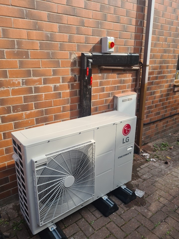 JTutill's tweet photo. Just a few more Air source heat pump installs carried out this week. Saving the customers potentially up to 40% on their energy bills whilst reducing their carbon footprint. Air source heat pumps are a great way to generate heating and hot water efficiently.
#renewable #heat pump https://t.co/2QJfnYjZCl