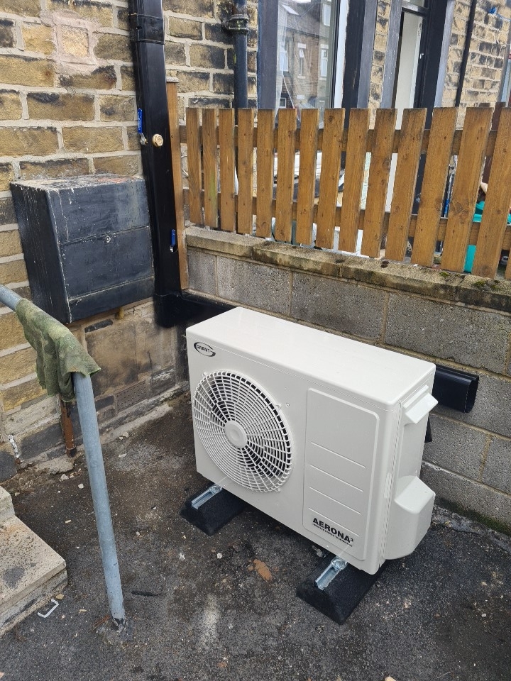 JTutill's tweet photo. Just a few more Air source heat pump installs carried out this week. Saving the customers potentially up to 40% on their energy bills whilst reducing their carbon footprint. Air source heat pumps are a great way to generate heating and hot water efficiently.
#renewable #heat pump https://t.co/2QJfnYjZCl
