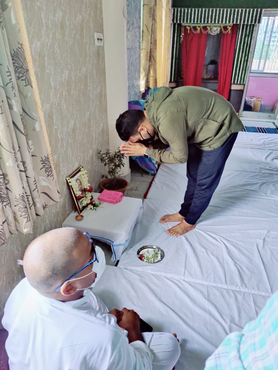 KunalSarangi's tweet photo. ज़िले के घाटशिला के वरीय समाजसेवी स्व कैलाश अग्रवाल जी का निधन समाज व क्षेत्र के लिए बड़ी क्षति है।एक अभिभावक की तरह हमेशा उनका मार्गदर्शन मिलता रहा। 

कुछ महीनों पहले आयोजित #शिव_बारात कार्यक्रम में उन्होंने अग्रणी भूमिका निभाई थी। 

आज उनके आवास पर उन्हें श्रद्धांजलि अर्पित की। https://t.co/o0RiOXxGGH