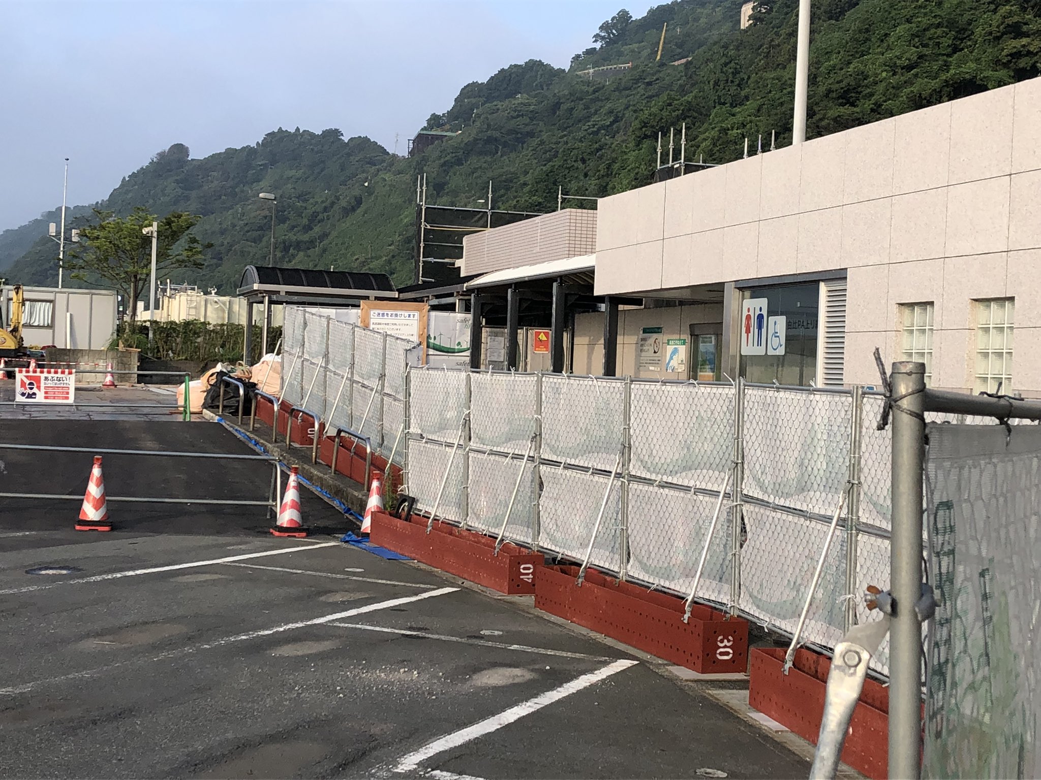 いわたび 東名高速 由比pa 上り線 昨年5月6日に商業施設が惜しくも閉店 そして閉店から1年が経って建物の解体作業が始まっており ほぼ解体済みといった感じでした 土地柄 津波避難施設としても残す気もしたけれど 屋上でまったりと眺める海や富士山