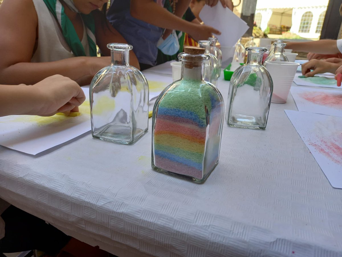 colborreda's tweet photo. ☀️ Bon dia des de 📍 #Borredà!
✂️ Arrenquem el segon dia de la tanda treballant de valent perquè ens surtin unes bones manualitats! Mireu què bonic el pot amb sal de colors 😍
#3aTanda21 #QuinEmbolic #colborredà #colòniessegures #estiu21 https://t.co/SkCQrF95im
