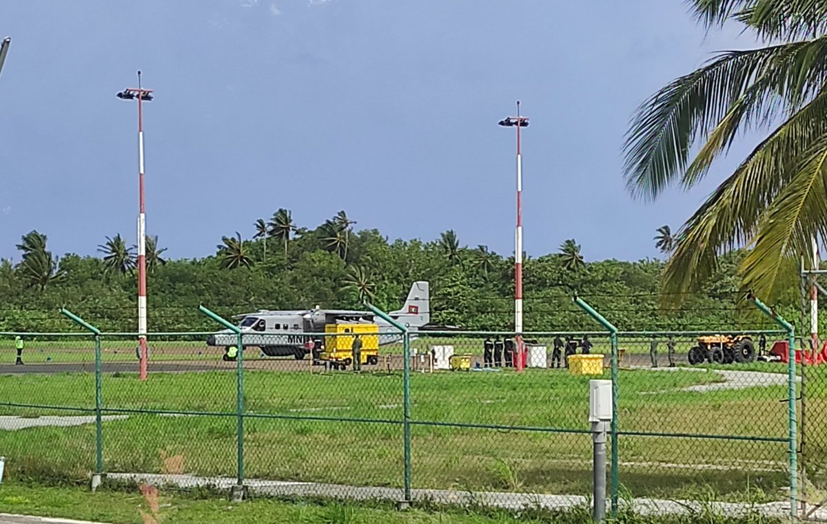 Savehanimaadhoo's tweet photo. MNDF jahaafa Dhivehi dhidha jahaafain flight balahattan mihaa India sifain nuthibiyyaa nuveytho? Emeehun kuranee keehkameh engeytho? Dhivehi askariyyaaga netheetho mi flight balahattaane meehun? 
@MariyaDidi @ibusolih @presidencymv 
#SaveHanimaadhoo https://t.co/f2M8nNpZy0