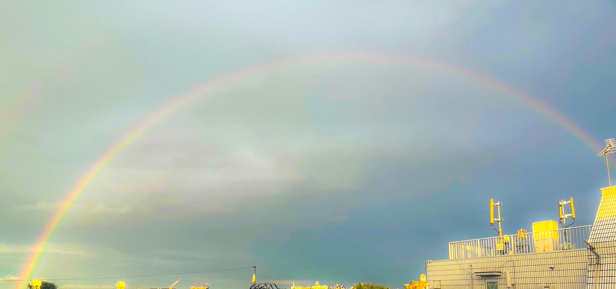 雷雨の虹がすごい
#虹