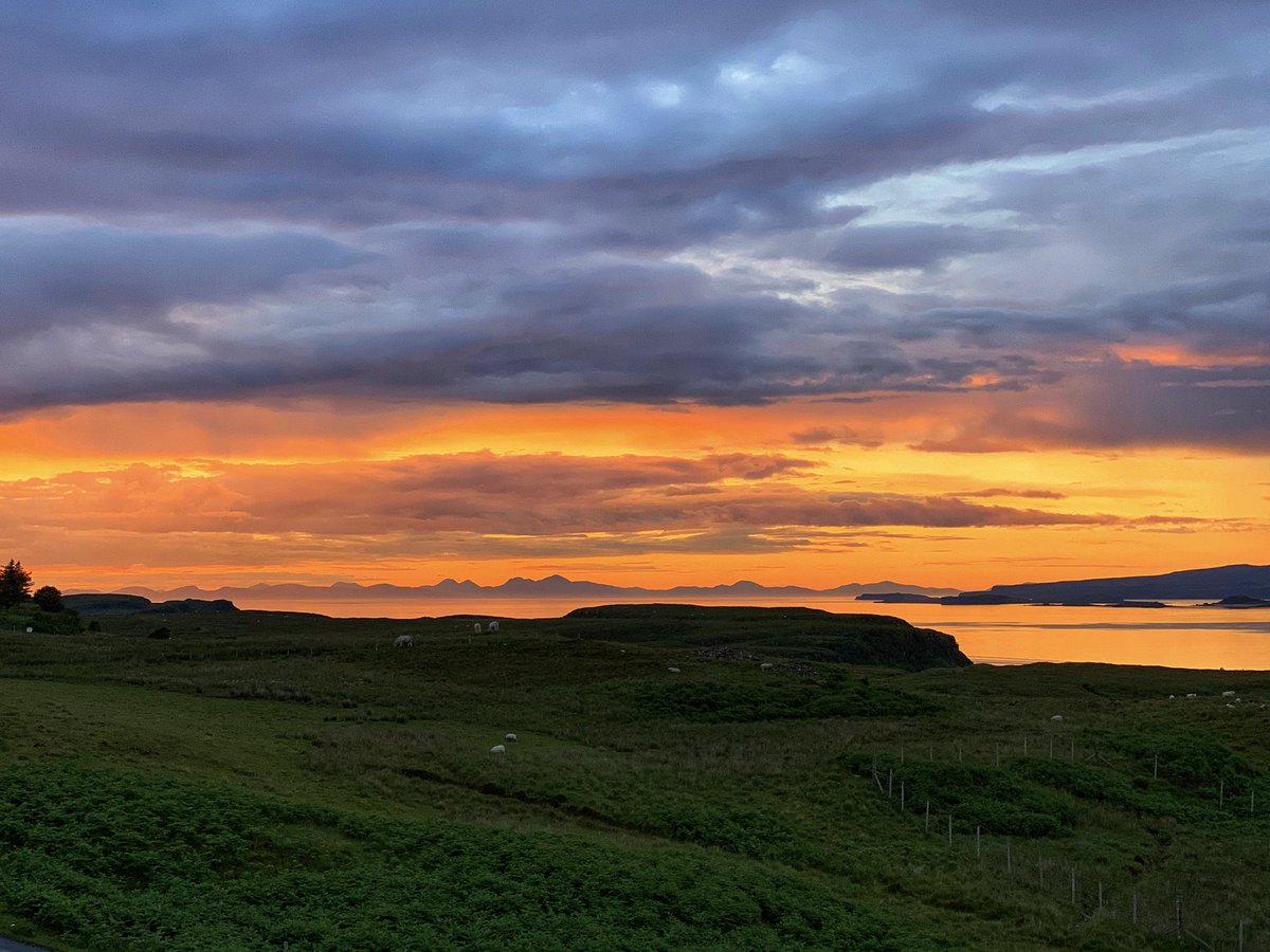 We love our new vases, the beautiful handcrafted Harris Cèilidh bottle, made by <a href="/RupertBlamire/">Rupert Blamire</a> glazed in the colours of Harris sky and sea. We wave to Harris from the lodge, where we admire its mountains
#isleofharris #isleofskye #ceramics #gin #skye #guesthouse <a href="/harrisdistiller/">Isle of Harris Distillery</a>