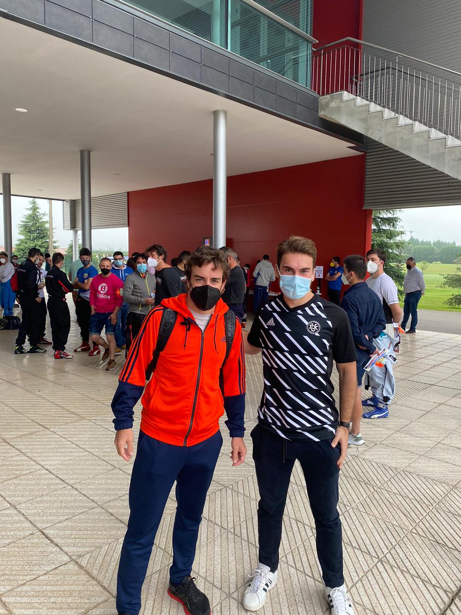 ElReyGuiri's tweet photo. Un fan con su ídolo 

📷: @PeteteFF https://t.co/aTPsOl0iQa