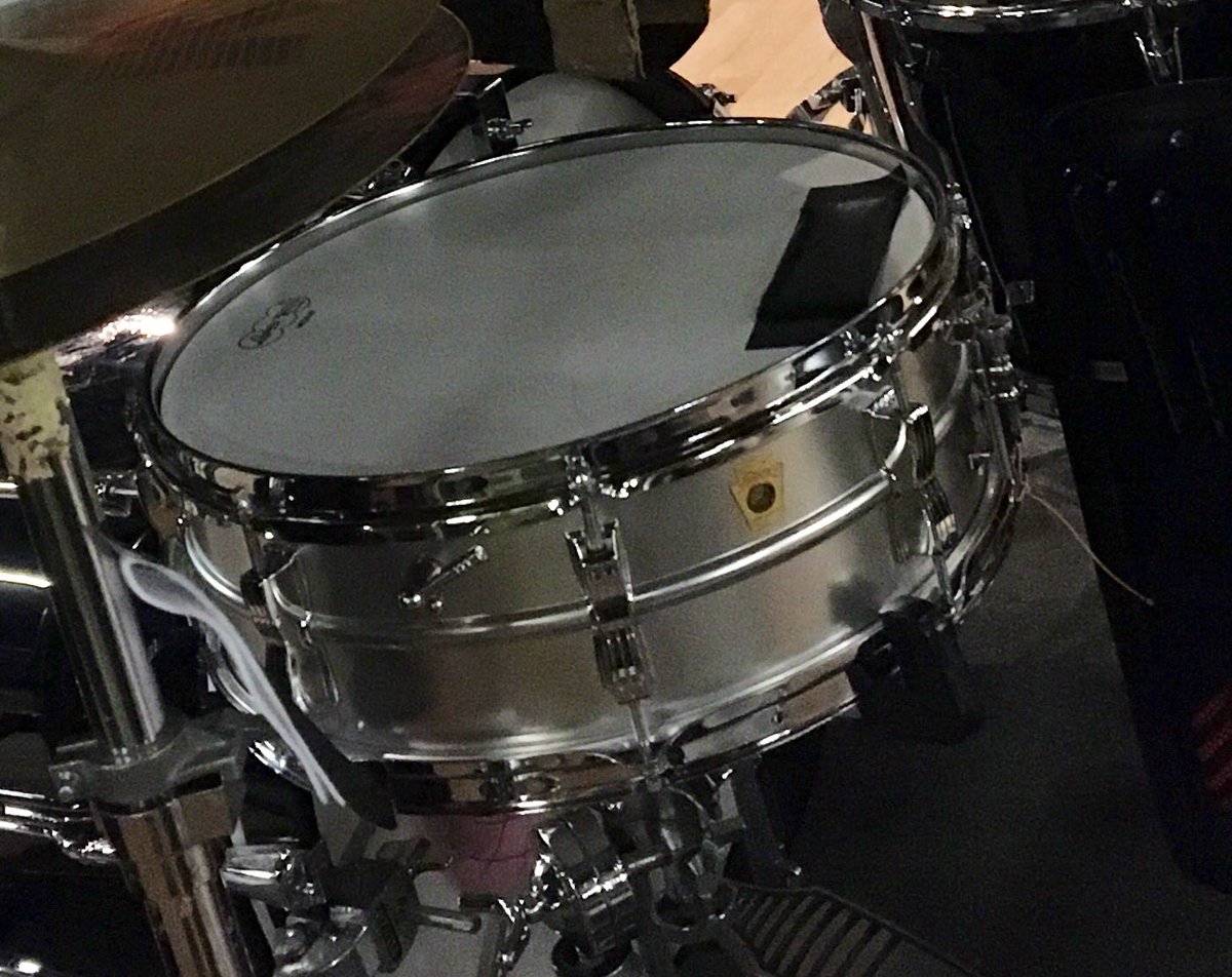 akiko_perc's tweet photo. 今日は私の #Acrolite さんの誕生日!
シェルの内側に1967/7/11って記載があるから……今日で54歳になりました♪
私の元に来てくれてありがとう!!!
また一緒にステージに乗れる日がたのしみ☆
#Ludwig
#LM404
#アクロライト
#ラディック
#スネア https://t.co/lMsAEobsqR