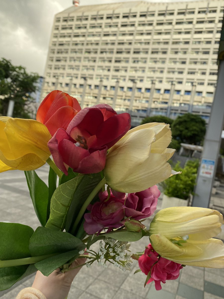FlowerdemoO's tweet photo. #FlowerdemoO 

フラワーデモin沖縄
この後19時から
県庁前県民広場で開催します

#flowedemo https://t.co/FGnsxXL7pX