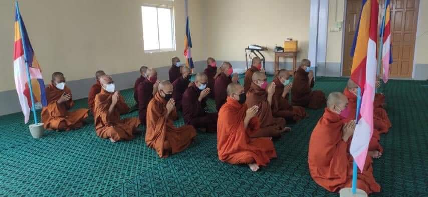 LeeDam_3's tweet photo. Mandalay Sangha Union staged a prayer service and protested to demand the end of the dictatorship &amp; the establishment of a federal democracy.
WE NEED HELP FOR COVID-19

#MyanmarNeedsO2
#July11Coup
#WhatsHappeningInMyanmar https://t.co/gINNvh7pJo