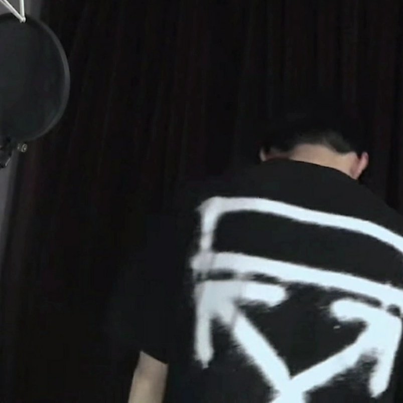 KUNSLOOKS's tweet photo. 210711 Back to You recording 
-

Off-white
Spray Marker S/S T-Shirt
-

#钱锟 #KUN #쿤 
#威神V #WayV #WeiShenV https://t.co/W3fOKh62dO