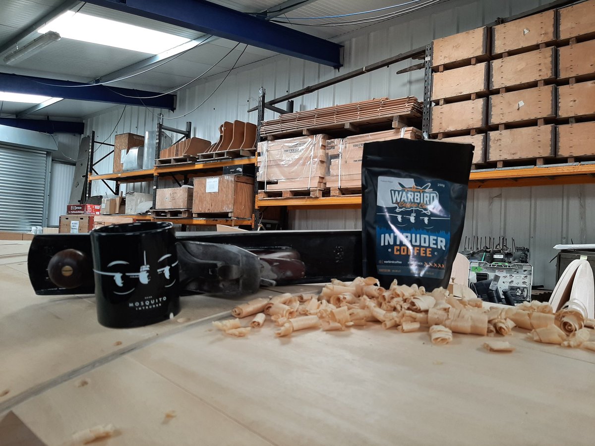 mossiealan's tweet image. Perfect start to another day at #Retrotec. Another @PeoplesMosquito mug full of @WarbirdCo Intruder coffee to wake us up. And we thought it would be good to show it with a plane! 😀 ... and the moulds for the 1st #Mosquito to be built in the UK for 70+ years.