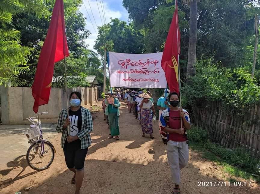 Pro-democracy citizens in the Letpandaung section of Salingyi tsp took to the streets to oppose the military. WE NEED HELP FOR COVID-19  #MyanmarNeedsO2 #July11Coup #WhatsHappeningInMyanmar