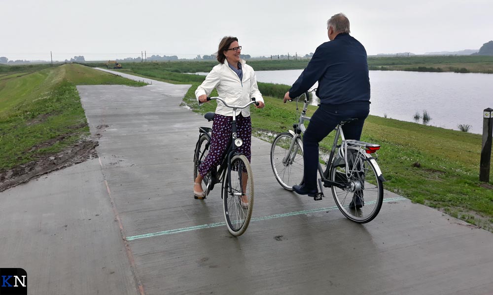 KamperNieuws's tweet photo. Ontbrekende schakel in fietsrondje Drontermeer geopend door @AlbertHoltland @HAPBraam (@gemKampen @gvrandmeren). Lees meer op https://t.co/Uw6bmmBMGa https://t.co/jpdCH5iXls