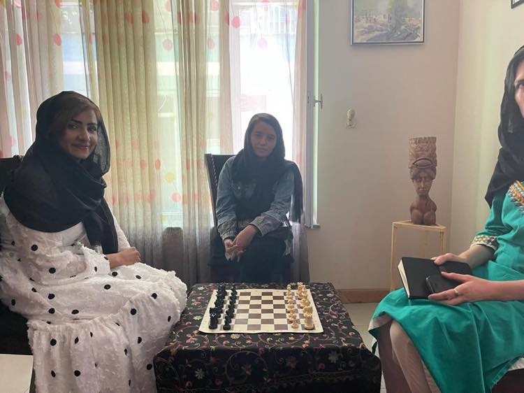 ArianaNews_'s tweet photo. د افغانستان د شطرنج ملي فډراسیون ويلي، چې د ښځینه وو شطرنج لوبې ته مو د ودې او پراختیا ورکولو په موخه مو ښځینه لوبغالی جوړ کړی.
د دغه فډراسیون د څرګندونو له مخې؛ دغه لوبغالی په یو وخت کې له ۱۵ څخه تر ۲۰ پورې د لوبغاړیو وړتیا لري.
#ANCF #Chess #Afghanistan #Sport #ArianaNews https://t.co/8xZEpWhJoB