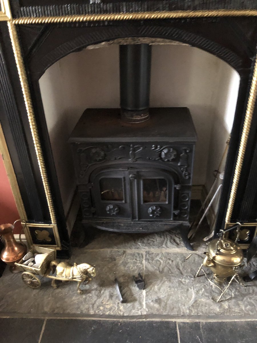 brandnewretro's tweet photo. Tempted to burn all the logs except for the one with the label on it. #airbnb #displayonly https://t.co/No2s2ul0zN