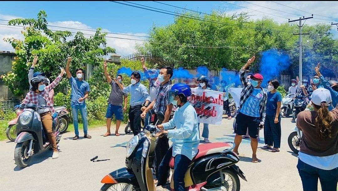 sggrvlyouth's tweet photo. #Mandalay Medical Family Strike marched on the streets to protest against military dictatorship.

WE NEED HELP FOR COVID-19

#MyanmarNeedsO2
#July11Coup
#WhatsHappeningInMyanmar https://t.co/qscx6JtqK0