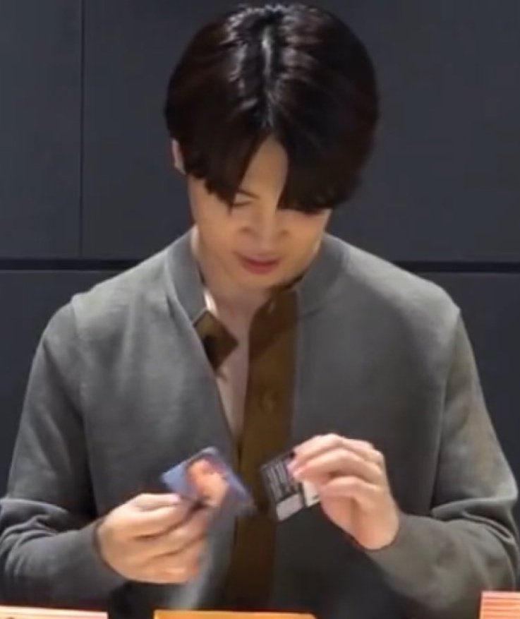 cuddlesjikoo's tweet photo. jimin got a jungkook photocard ☹️ https://t.co/DHwN57IydL