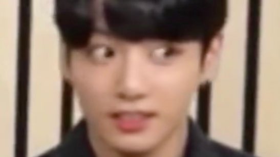 ละทำไมน้องจองกุกถึงชอบทำตาล่อกแล่กเป็นตาฉลามตาโตตัวนั้น 👀