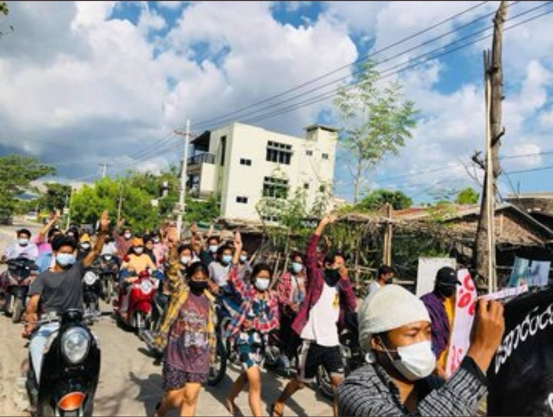KaungKhantHto10's tweet photo. The Main Strike of #AungPinLal and #Sein_Pan Strike gathered to march and protested against Coup Regime in this evening.
WE NEED HELP FOR COVID-19
#July11Coup
#WhatsHappeningInMyanmar https://t.co/eRkeMSvAJX
