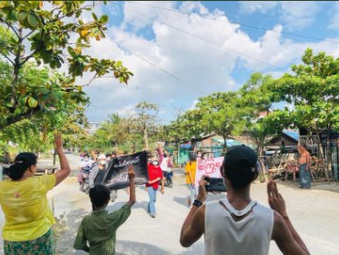 KaungKhantHto10's tweet photo. The Main Strike of #AungPinLal and #Sein_Pan Strike gathered to march and protested against Coup Regime in this evening.
WE NEED HELP FOR COVID-19
#July11Coup
#WhatsHappeningInMyanmar https://t.co/eRkeMSvAJX