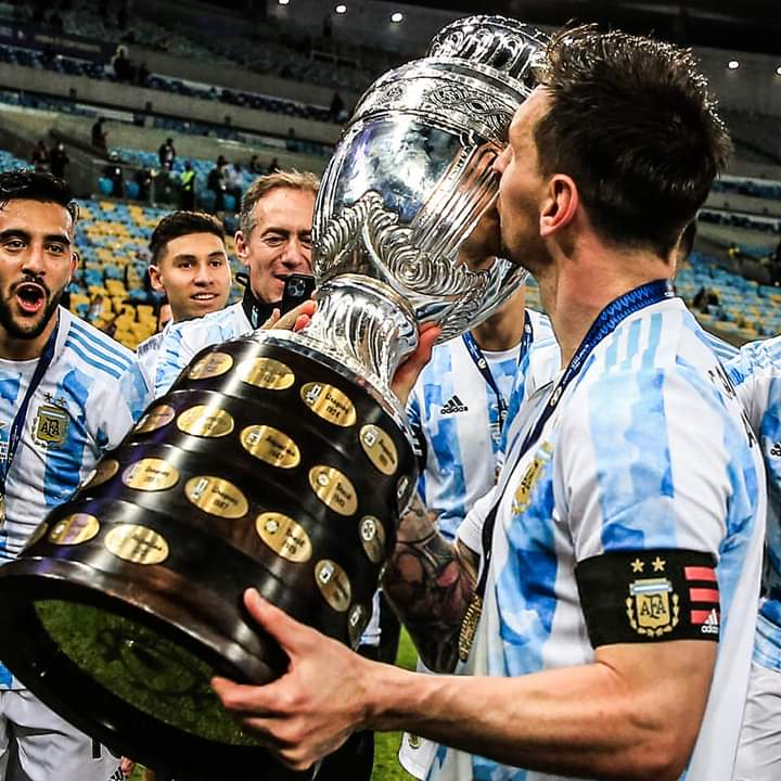 Zalouuk's tweet photo. أرفع رأسك يا صديقي انتهت المُعاناه
كرة القدم تنصف سيدها تنصف ملكها تنصف من عاندته طويــــلاً
فلتحيا الأرجنتين لأنها أنجبت مارادونا وليونيل
فلترتاح الفيفا الآن أصبحنا نعرف صاحب الكرة الذهبية❤️👑 https://t.co/IL7kS7JMTW