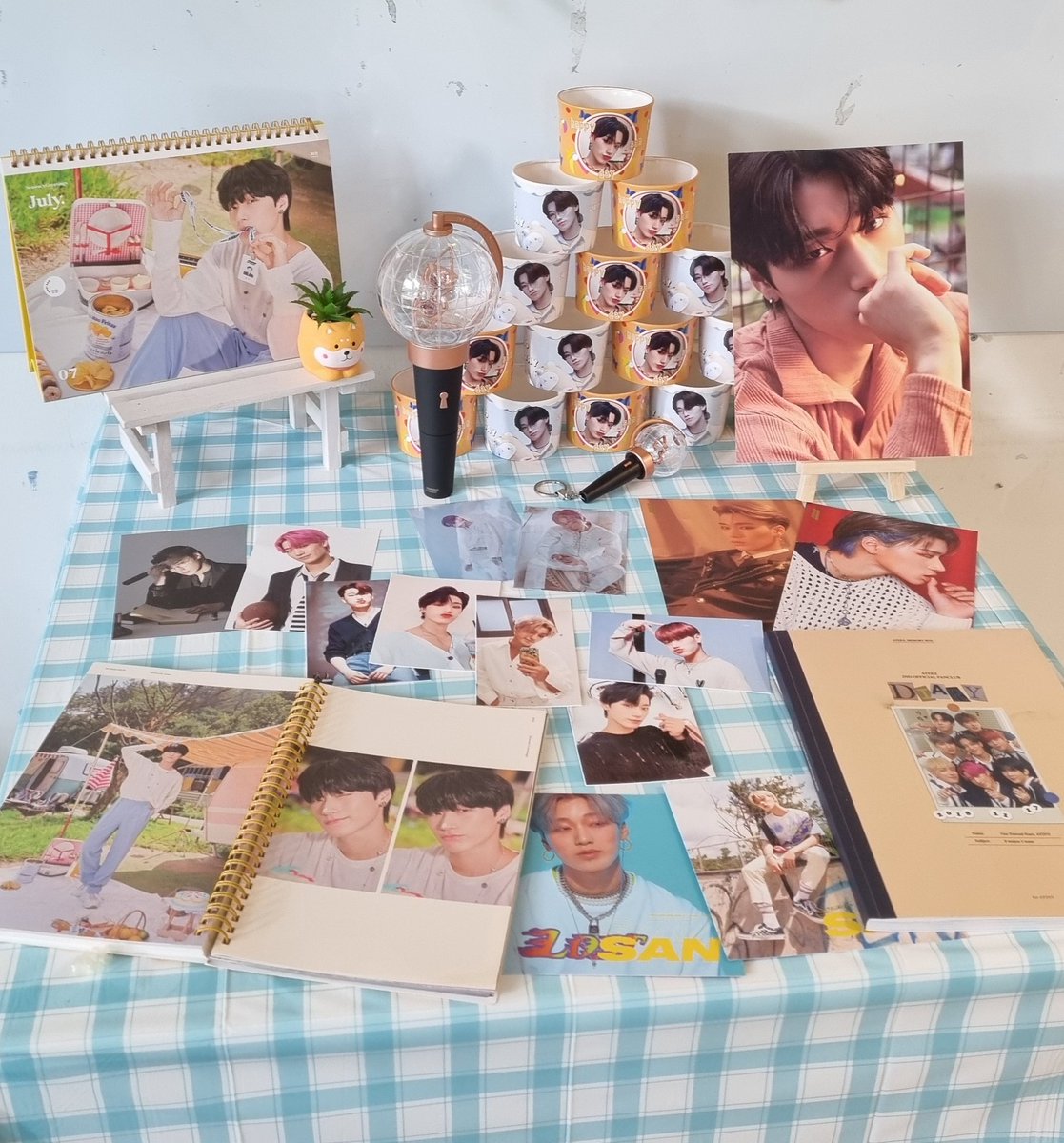 V4MCHAN's tweet photo. thank you @santreasure1007 for hosting san's bday event !! 💗 the decos &amp; freebies were so cute and pretty 🥺 #santreasure – with @wooeuphoria <3 https://t.co/ABAEl50bx5