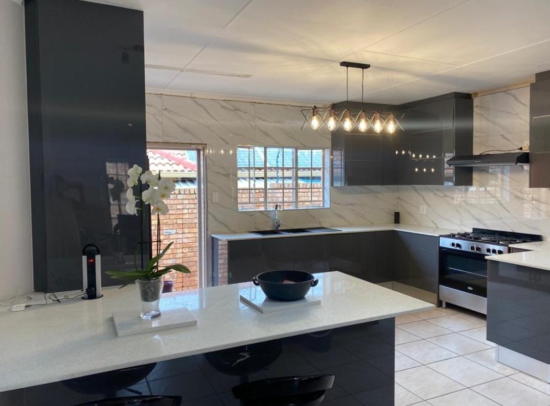 jsconstrctxngrp's tweet photo. ARE YOU LOOKING TO DO A NEW KITCHEN RENOVATIONS? B4 n AFTR

Prices from only R37k Standard Sized  Matte Kitchens and Gloss 
Plumbing &amp; ceiling Incl

Price Incl Material &amp; Labour. 

Whatsapp 0723945328 /Call 0836973091 for Inquiries.RT 

#GautengShutdown
|Sandton|
|looting| https://t.co/EAQ5aEYAPs