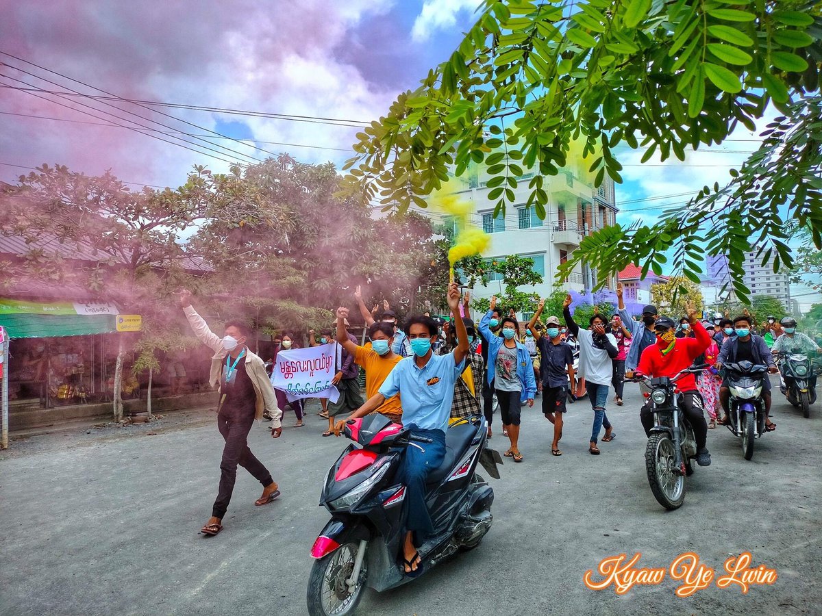 PanThitsar15's tweet photo. 11.7.2021 In Mandalay, Youths Strike marched on the streets and protest against the genocidal dictatorship despite the Difficulties. 

WE NEED HELP FOR COVID-19

#MyanmarNeedsO2
#July11Coup
#WhatsHappeningInMyanmar https://t.co/5piN0BzI42