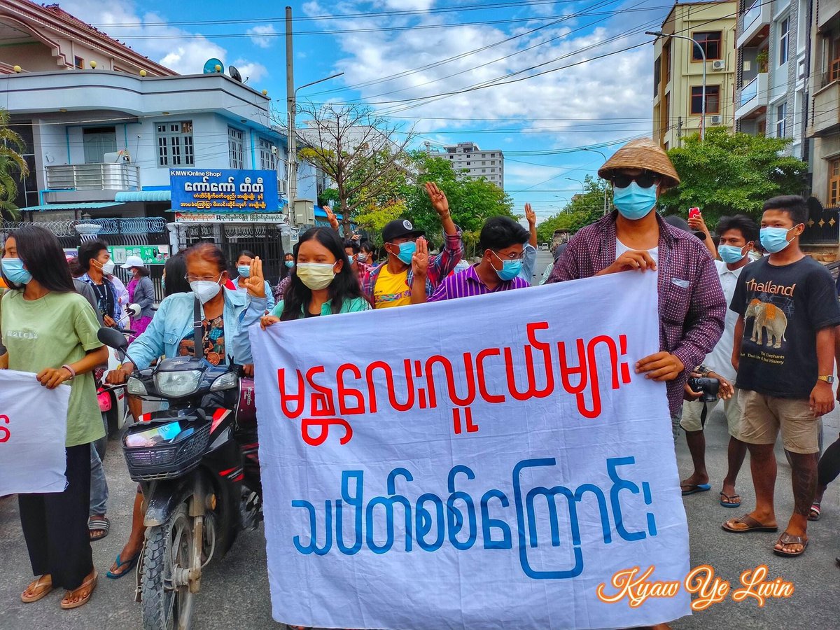 PanThitsar15's tweet photo. 11.7.2021 In Mandalay, Youths Strike marched on the streets and protest against the genocidal dictatorship despite the Difficulties. 

WE NEED HELP FOR COVID-19

#MyanmarNeedsO2
#July11Coup
#WhatsHappeningInMyanmar https://t.co/5piN0BzI42